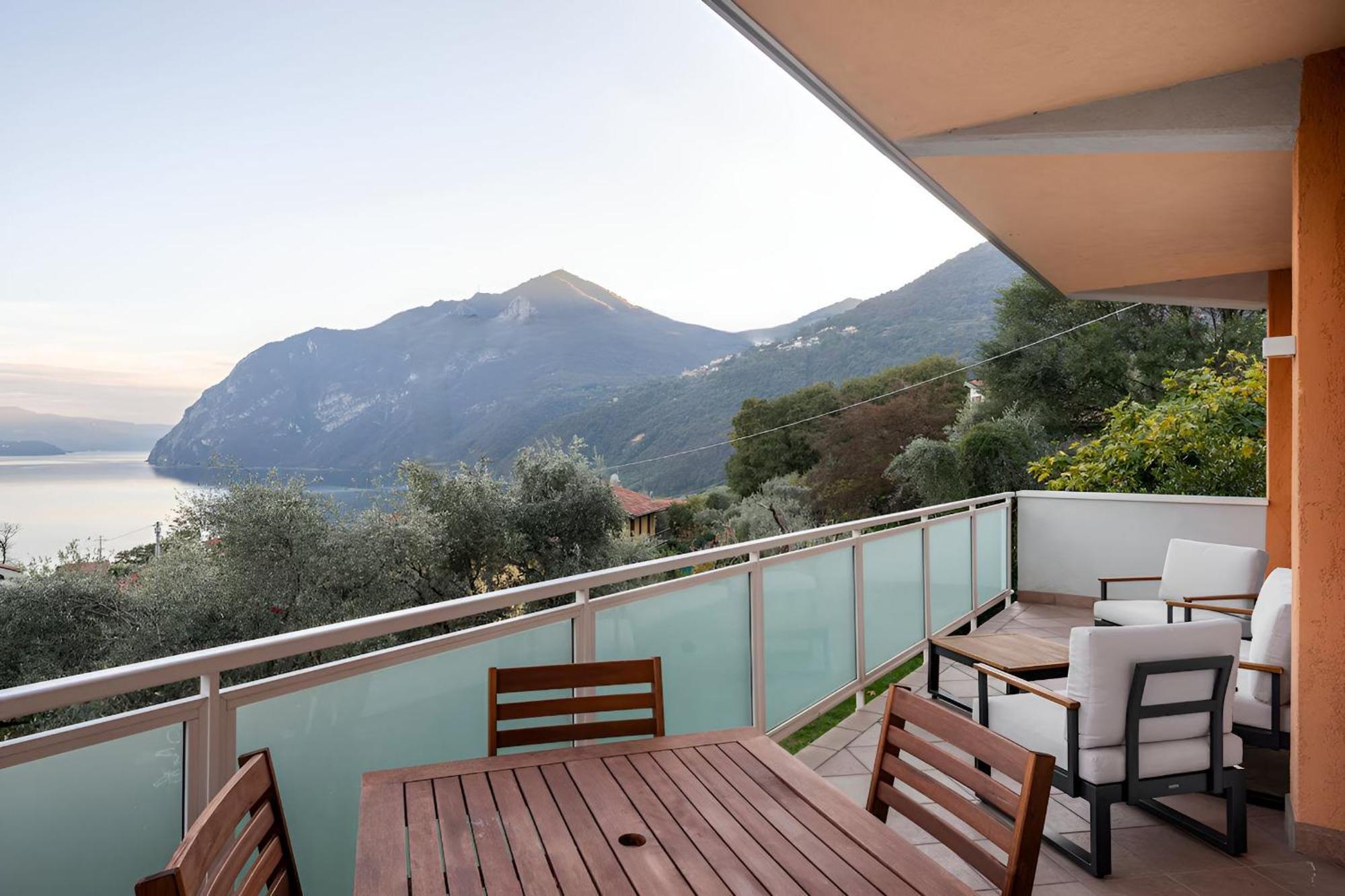 Happy Guest Apartments - Blue Apartment Riva di Solto Exterior photo